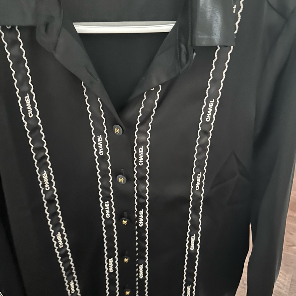 Chanell silk top  in perfect conditions chest size 104 cm length 63 wears